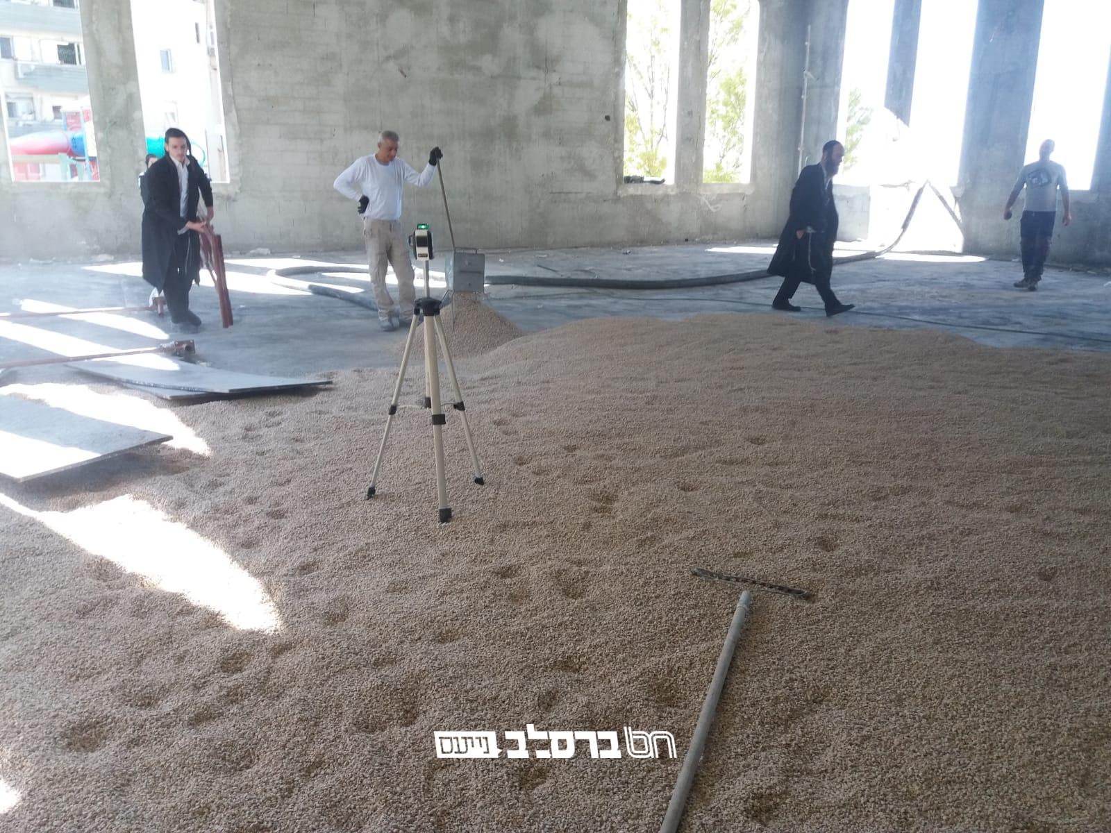 צפת: החלו בריצוף הקומה החדשה של ביה"כ ברסלב 'פאר הנצח' בצפת