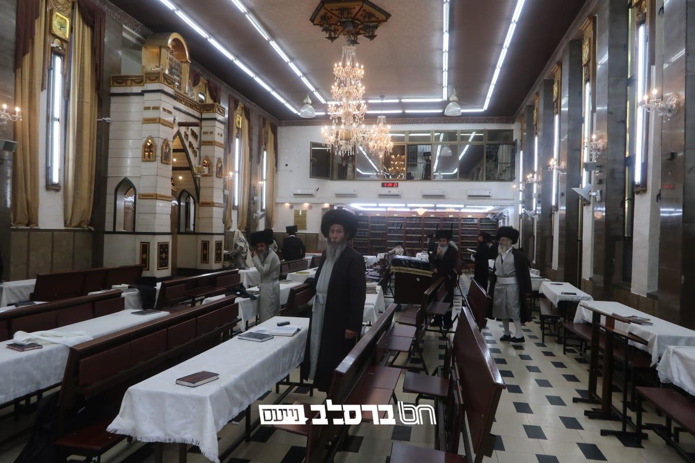 ווירוס הקורונה – כך נראו התפילות בבית הכנסת הגדול דחסידי ברסלב שבמא"ש בשבת קודש ויק"פ החודש