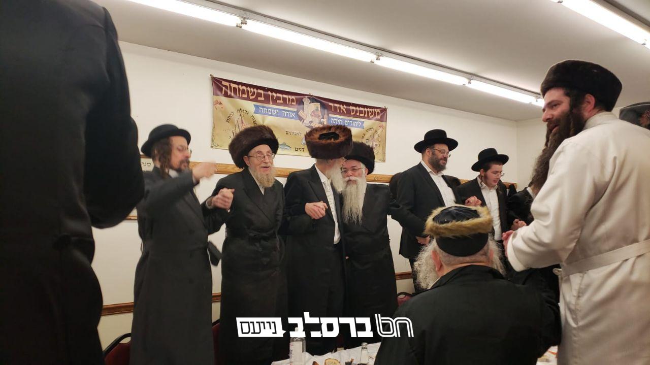 ארה"ב – בורו פארק: אנ"ש חסידי ברסלב דביהמ"ד בסעודת פורים ומשתה היין
