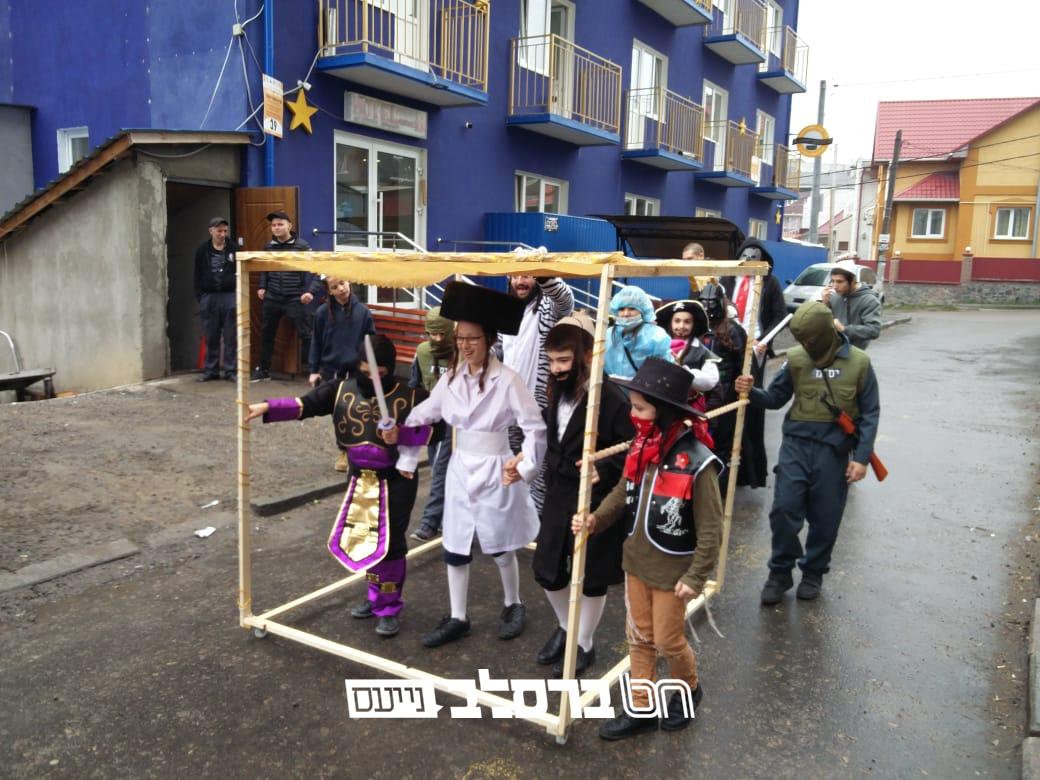 אומן: ילדי תושבי אומן חוגגים עם פורים רב בחוצות אומן