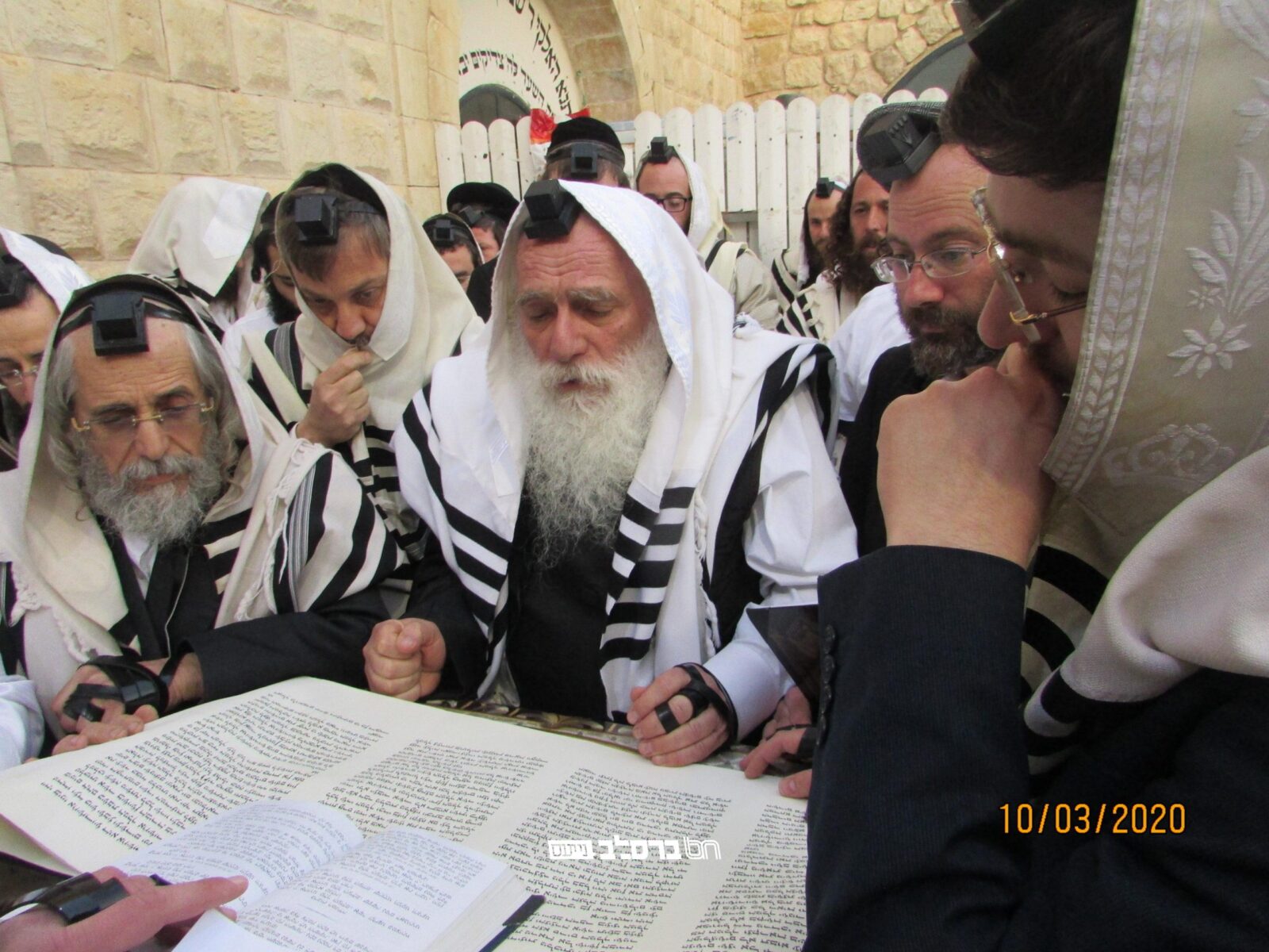 מירון: אנ"ש חסידי ברסלב במקרא מגילה בצל ציון הרשב"י באתרא קדישא מירון