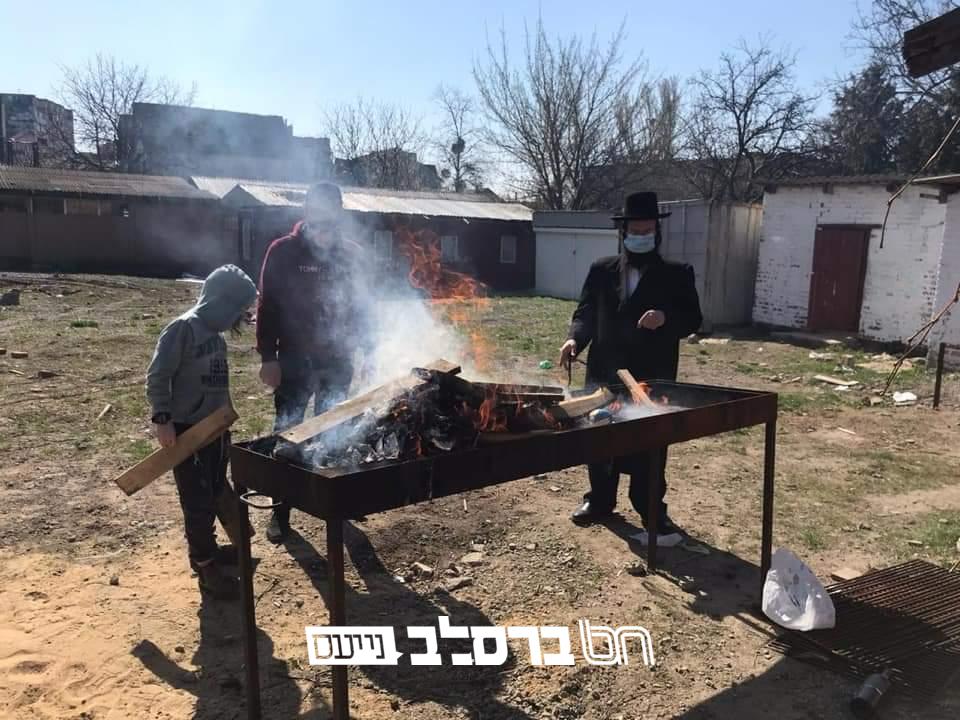 אומן: כְּשֵׁם שֶׁאֲנִי מְבַעֵר חָמֵץ מֵרְשׁוּתִי כַּךְ… תְּבַעֵר אֶת כָּל הַחִיצוֹנִים: אנשי שלומנו שורפים חמץ.