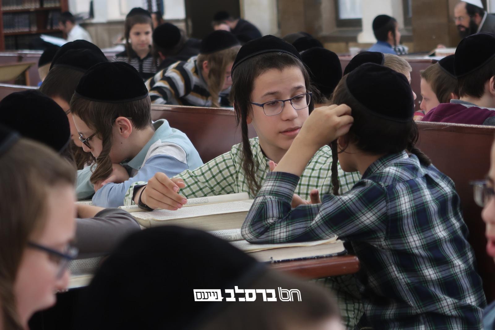 חג השבועות • צפו במעמדי 'קבלת התורה' בתלמוד תורה ברסלב בירושלים /// מרגש