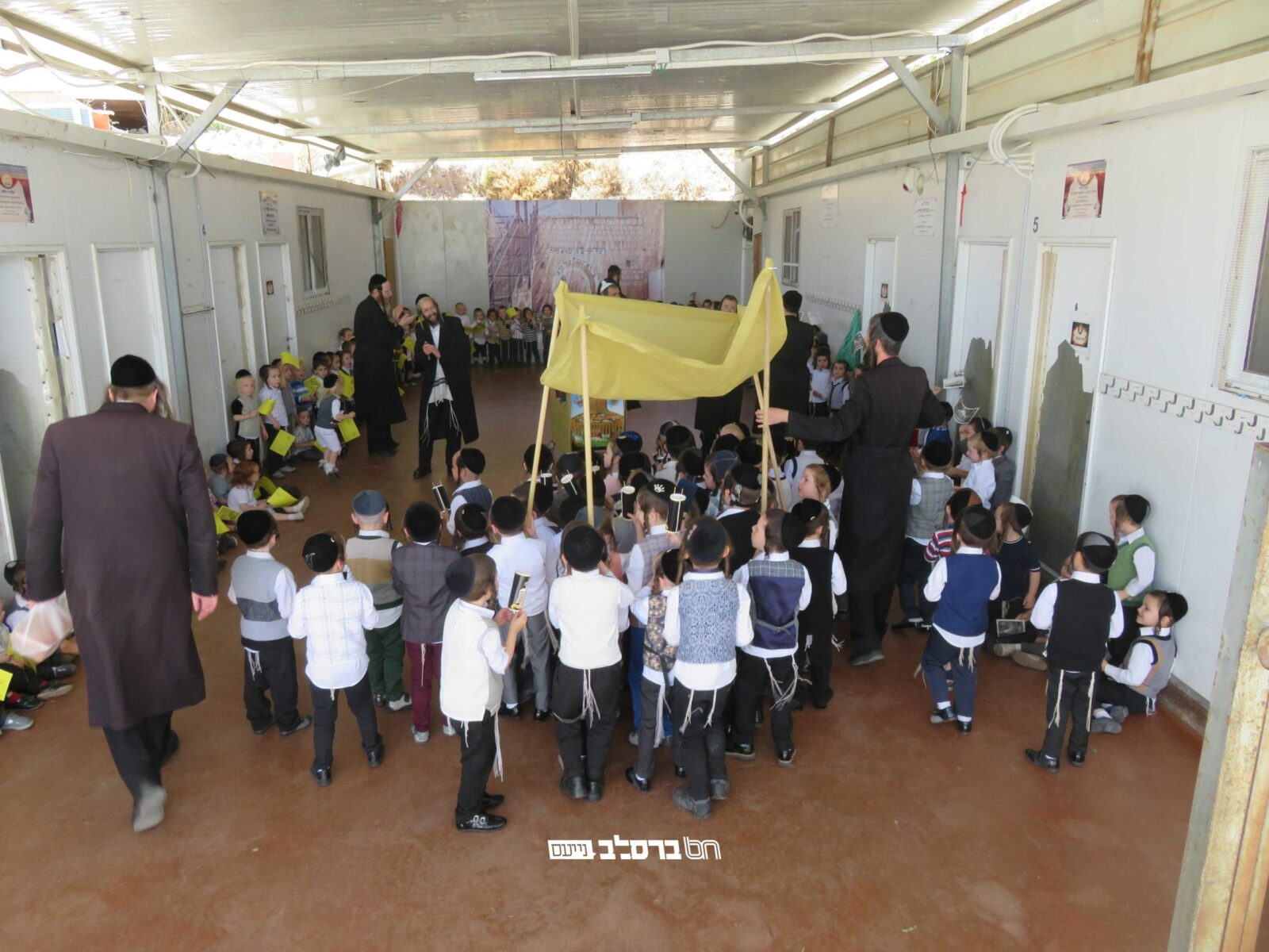 צאן קדושים • צפו במעמד "הכנסת ספר תורה" של ילדי ת"ת ברסלב בית שמש לקראת קבלת התורה
