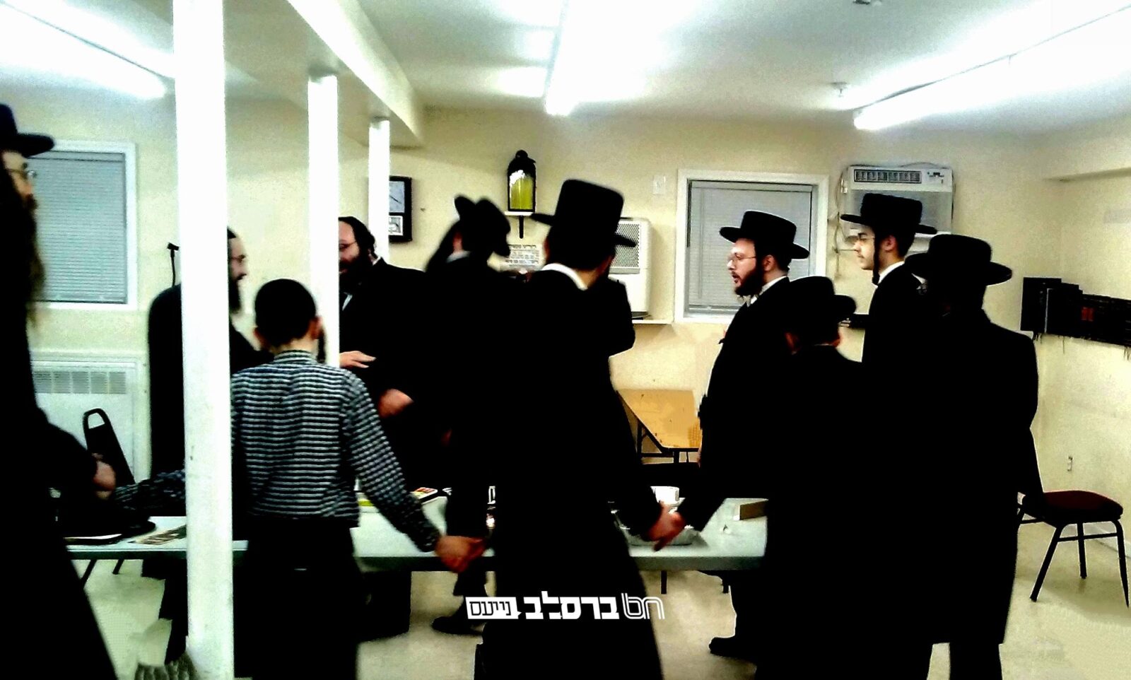 קרית יואל: ל"ג בעומר • סעודה והדלקה נרות בבית הכנסת 'מעיינות הנחל' לכבוד רבי שמעון