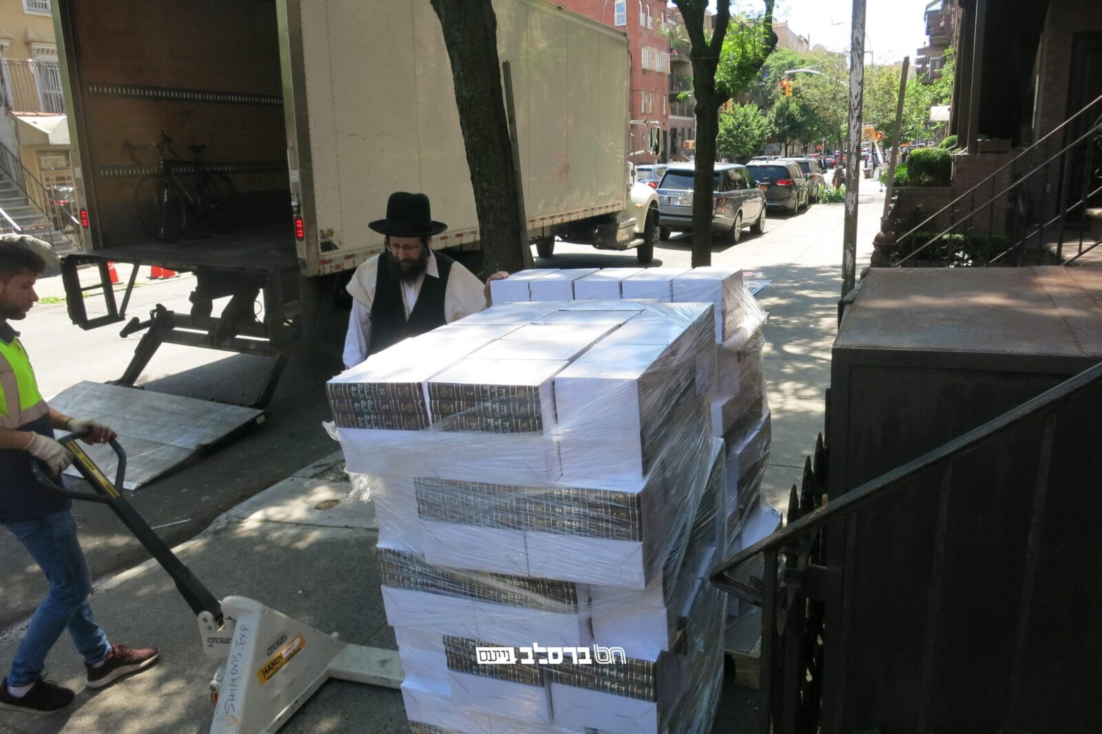 ארה"ב: הגיעו משטחים של סט ג' הכרכים מהספר 'שיח שרפי קודש' המפוארים