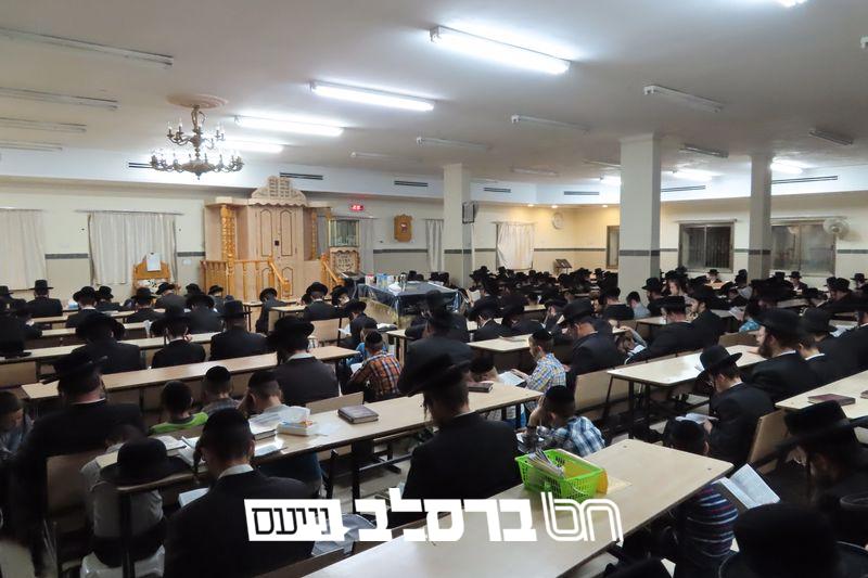 קוּמִי רֹנִּי בַלַּיְלָה • אמירת הקינות בליל תשעה באב בבית הכנסת דחסידי ברסלב 'נחלת חן' • צפו