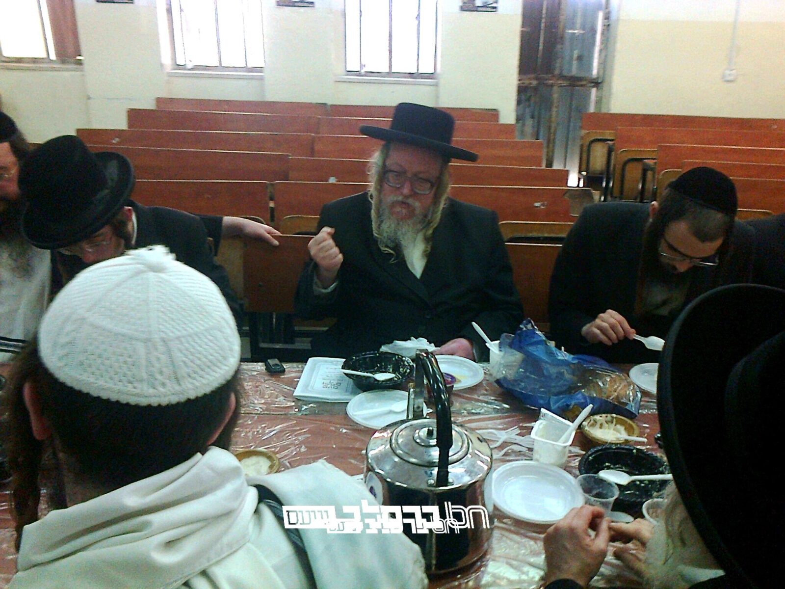ירושלים • סעודת ראש-חודש 'מנחם אב' בבית הכנסת הגדול דחסידי ברסלב (השול) בירושלים