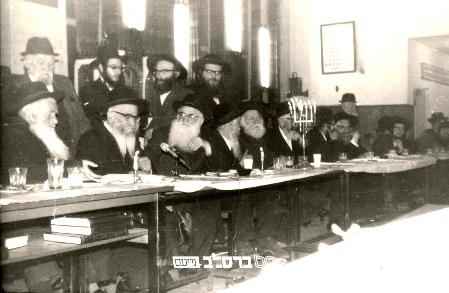 רבי לוי יצחק בנדר: האם מותר להיסמך על דעה נידחת הלכתית בכדי לנסוע לקיבוץ באומן | ♪