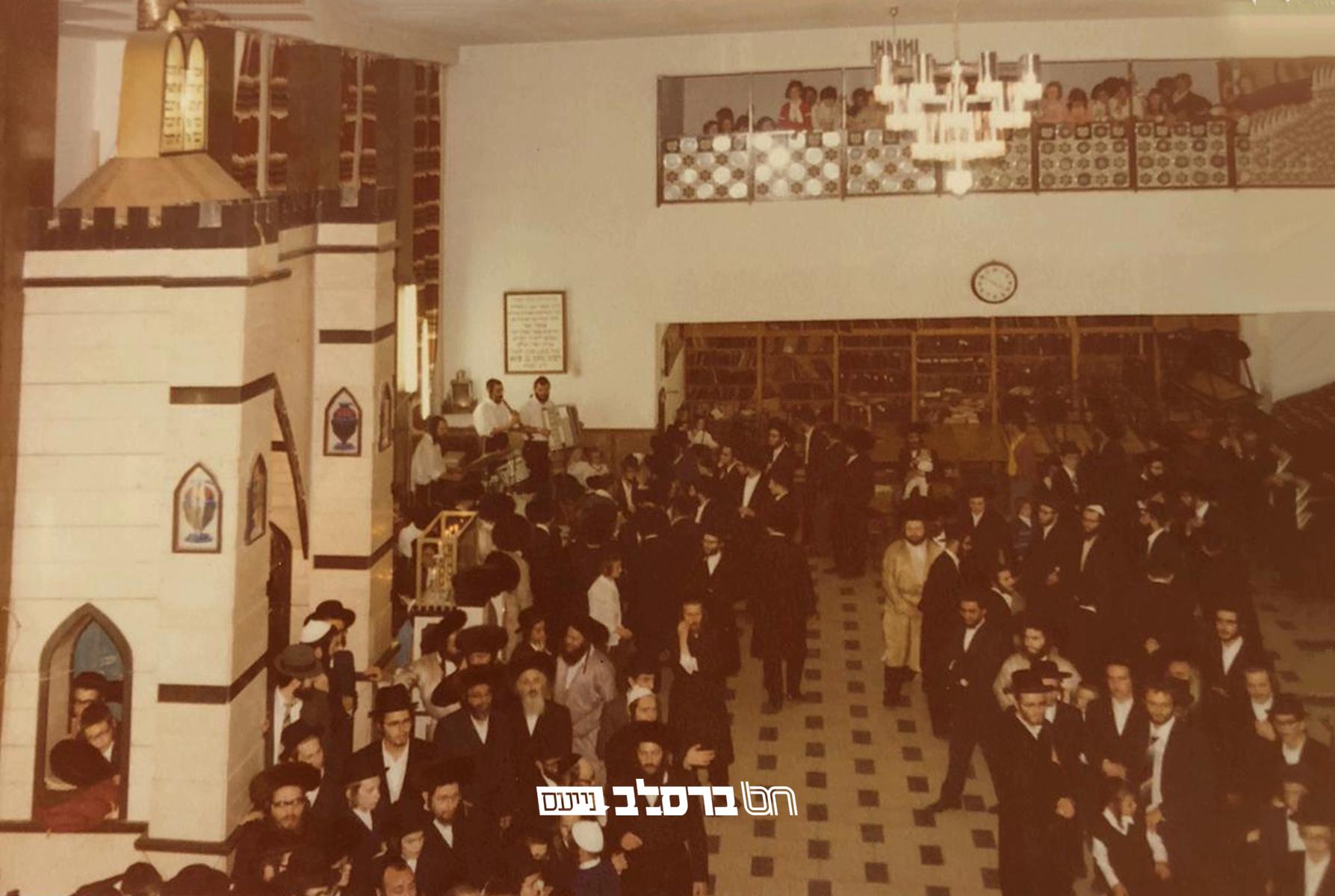נוסטלגיה • גלרית תמונות מבית הכנסת הגדול דחסידי ברסלב (השול) בירושלים בשנים עברו • גלריה ב