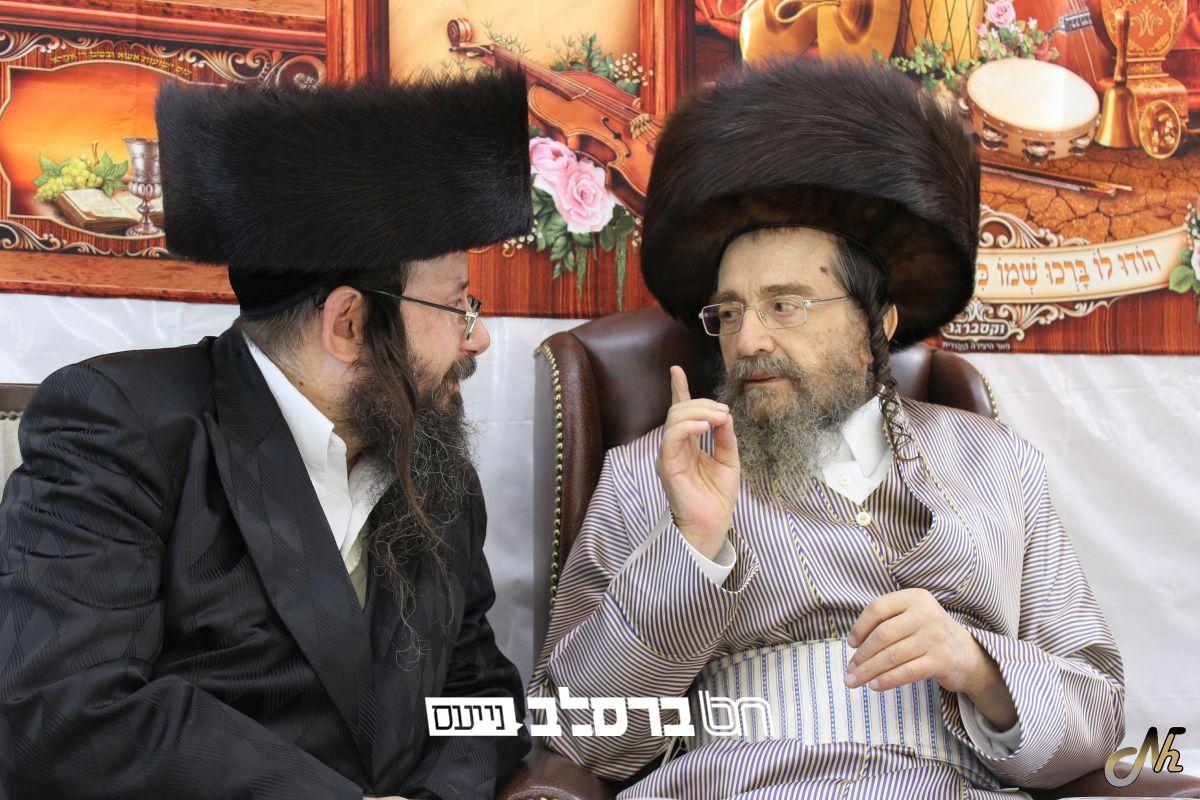 הגה"צ רבי יעקב מאיר שכטער שליט"א עם מכתב תנחומים למשפחת הרב כרמל זצ"ל