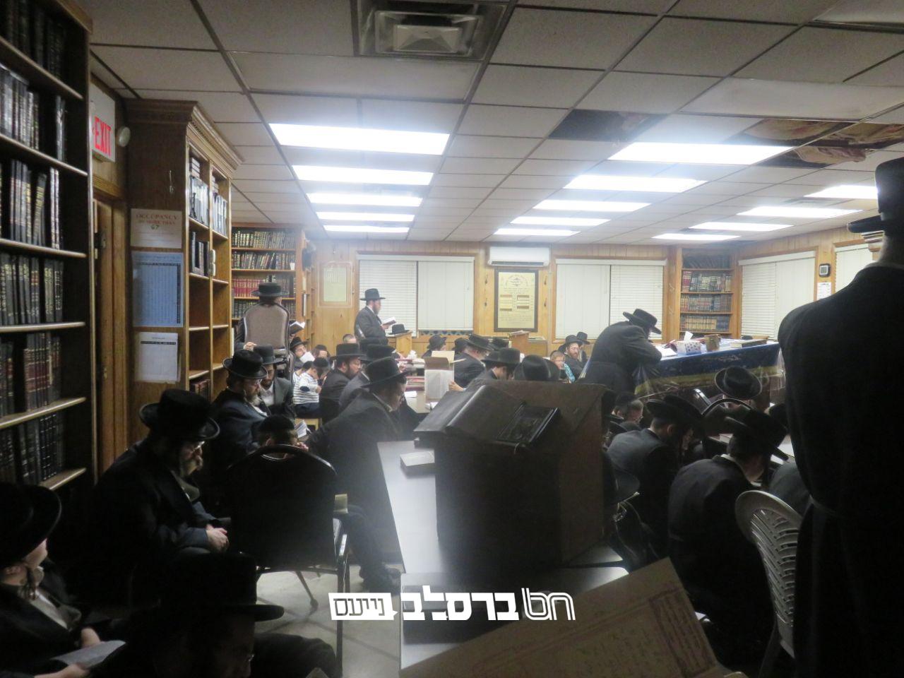 מונסי • אמירת הקינות בליל תשעה באב בבית הכנסת דחסידי ברסלב 'ברכת הנחל' • צפו