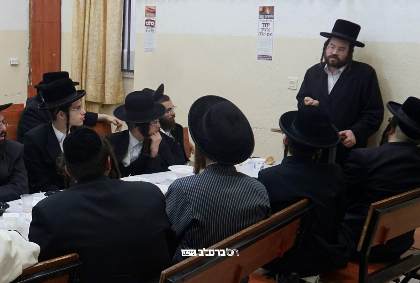 ירושלים • סעודת הודיה במלאת שנה להתחדשות התפילה בכח בבית הכנסת הגדול דחסידי ברסלב (השול)