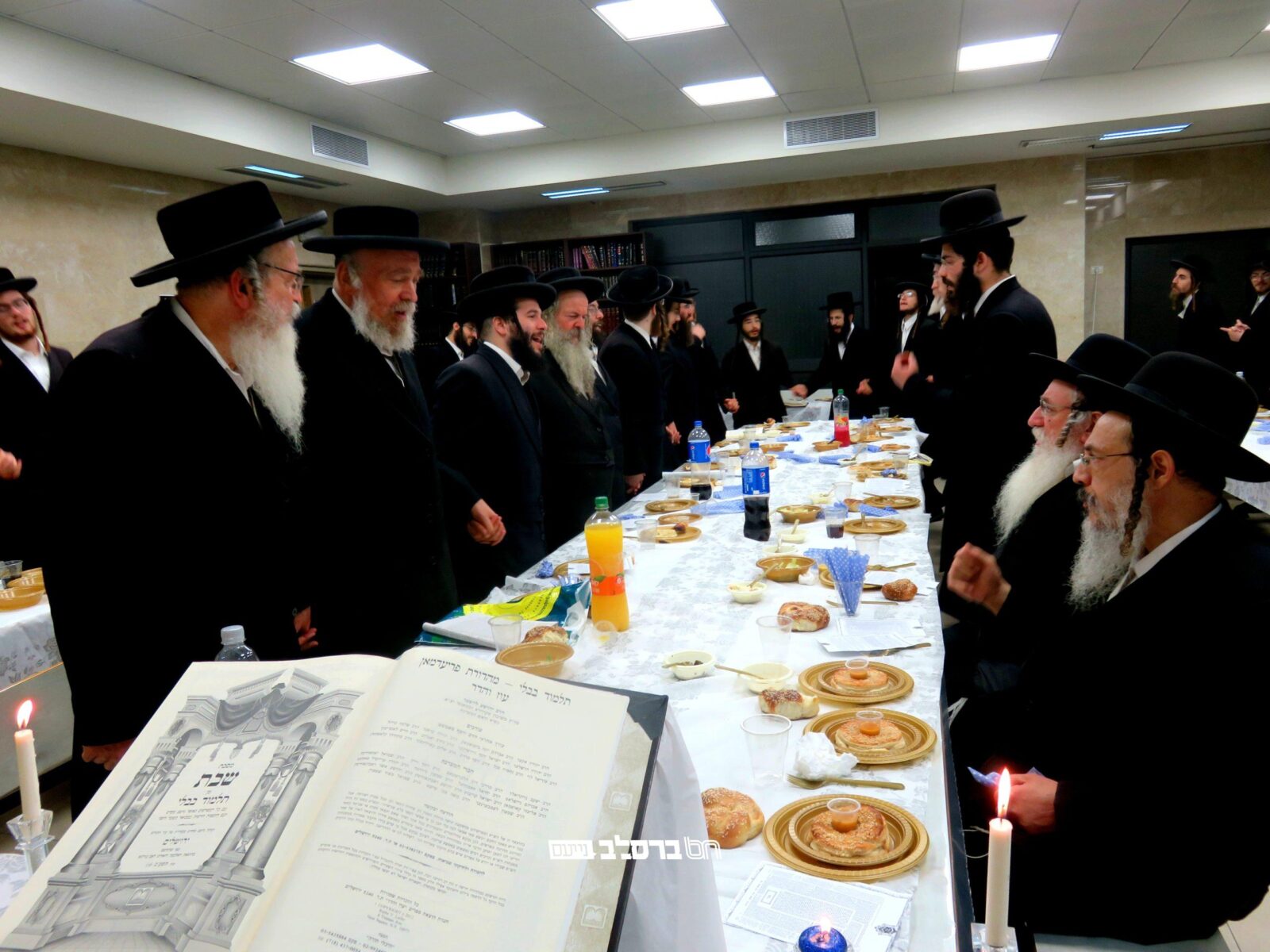 קרן אור • סיום מסכת 'שבת' והתחלת מסכת 'עירובין' בקהילת חסידי ברסלב שבנשיאות הגרי"מ שכטער