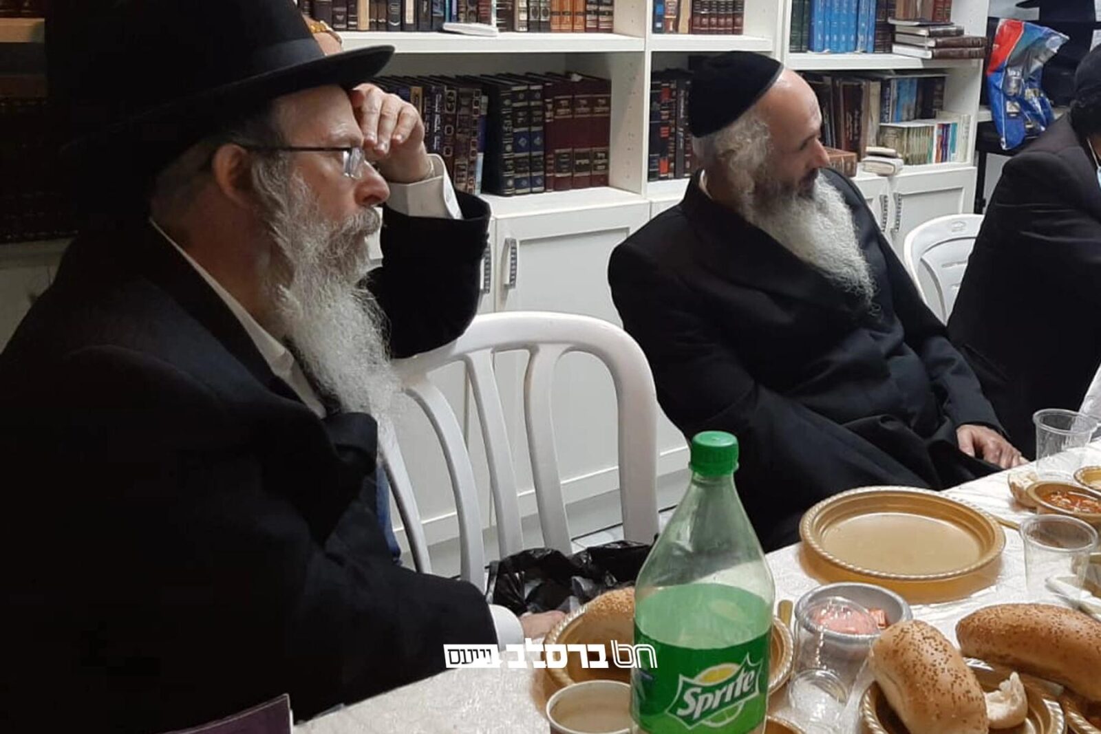 כמה מאנ"ש בסעודת הודיה על שרצינו להיות בימי הקיבוץ ראש השנה באומן עם הרב אליהו גודלבסקי