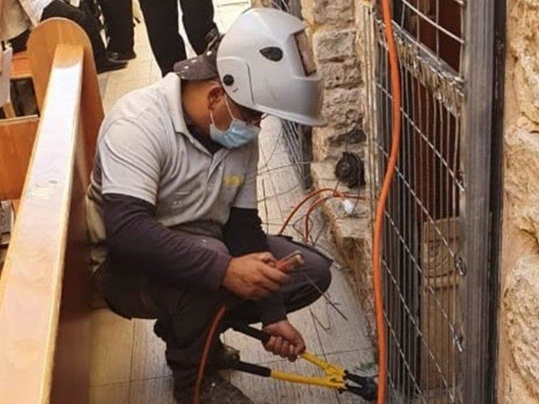 מירון • מערת קבר הרשב"י נסגרה שוב עם גדרות ברזל בחסות שמירת "בריאות העם"