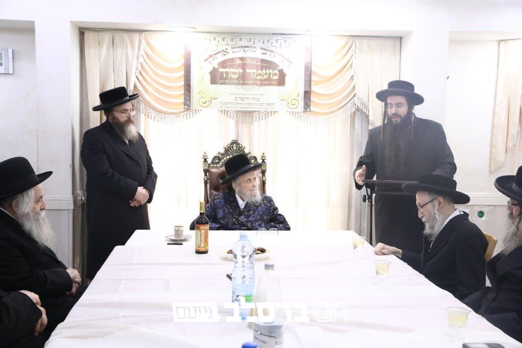 מעמד קביעת מזוזות בבית החינוך לבנות בשכונת רמת בית שמש ג2 בראשות הרבנים ביניהם רבני ברסלב