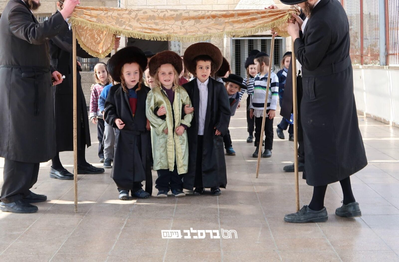 ירושלים • תינוקות של בית רבן דתלמוד תורה ברסלב בירושלים במעמד נשואי יצחק אבינו ורבקה אימנו