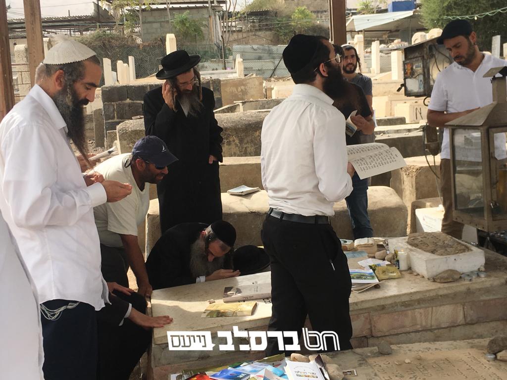 עליה על קברו • אנשי שלומנו בתפילה בציון החסיד רבי ישראל קרדונר זצ"ל ביום ההילולא ט' חשון