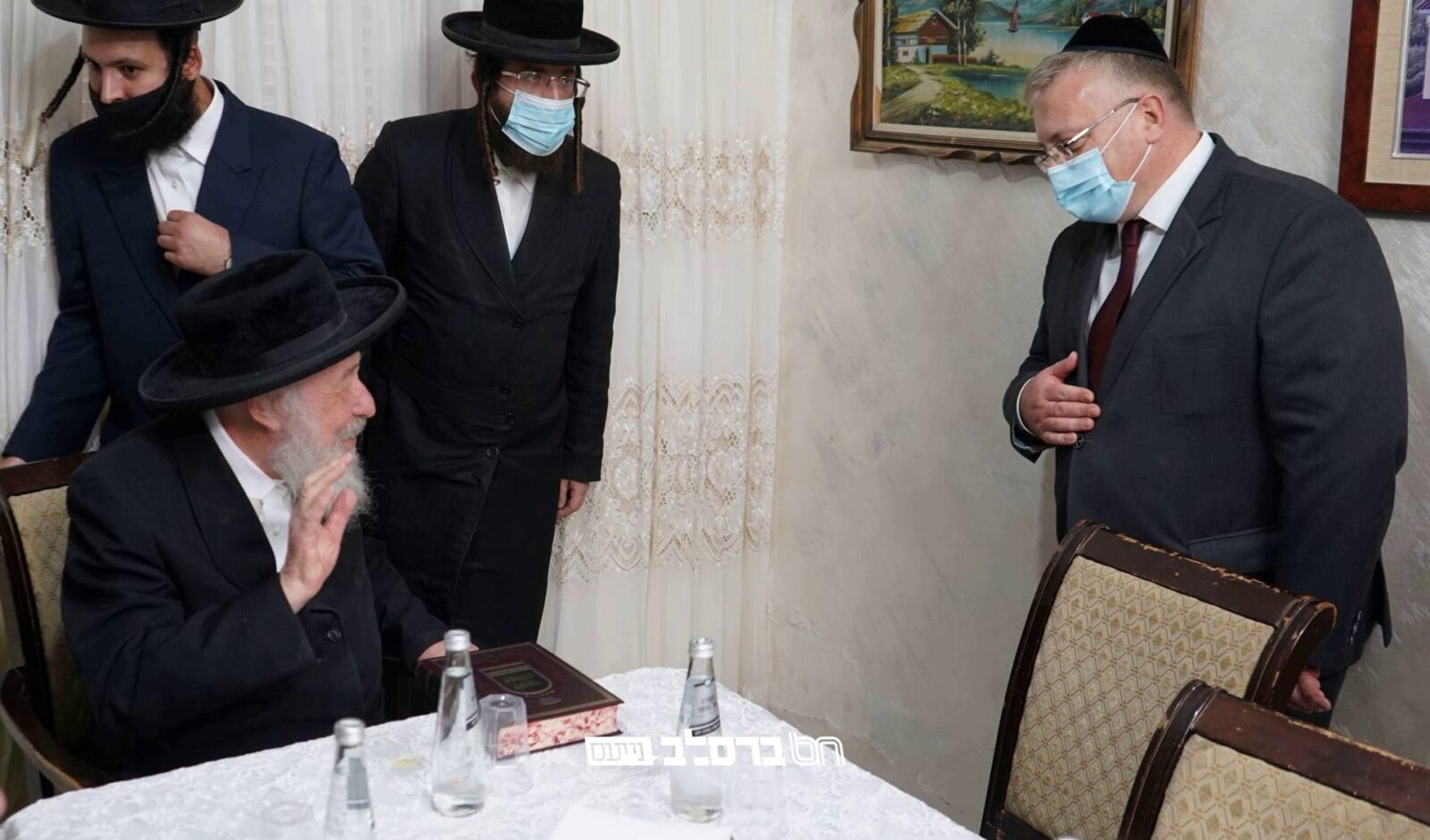 שגריר בלארוס מר איבגני וורוביוב בביקור במעונו של הגה"צ רבי משה קרמר מגדולי זקני ברסלב • צפו