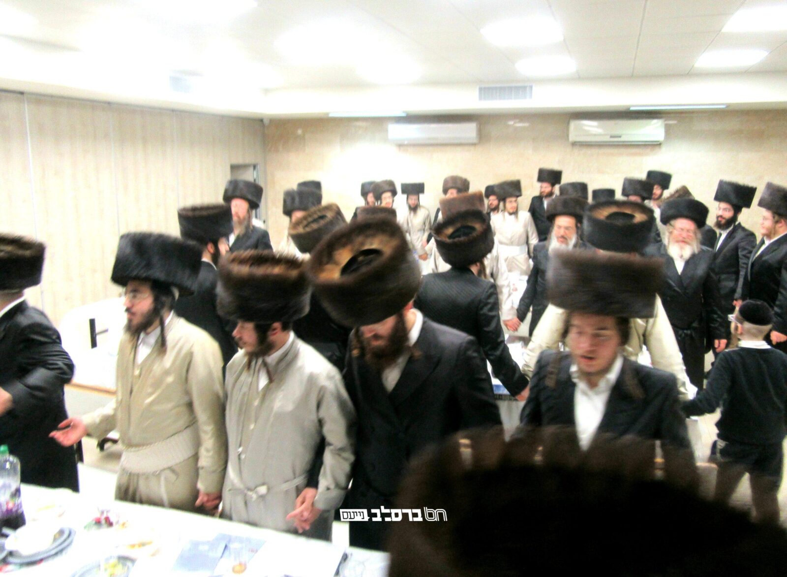 דף היומי • מעמד סיום מסכת עירובין והתחלת מסכת פסחים בקהילת חסידי ברסלב "קרן אור" ירושלים