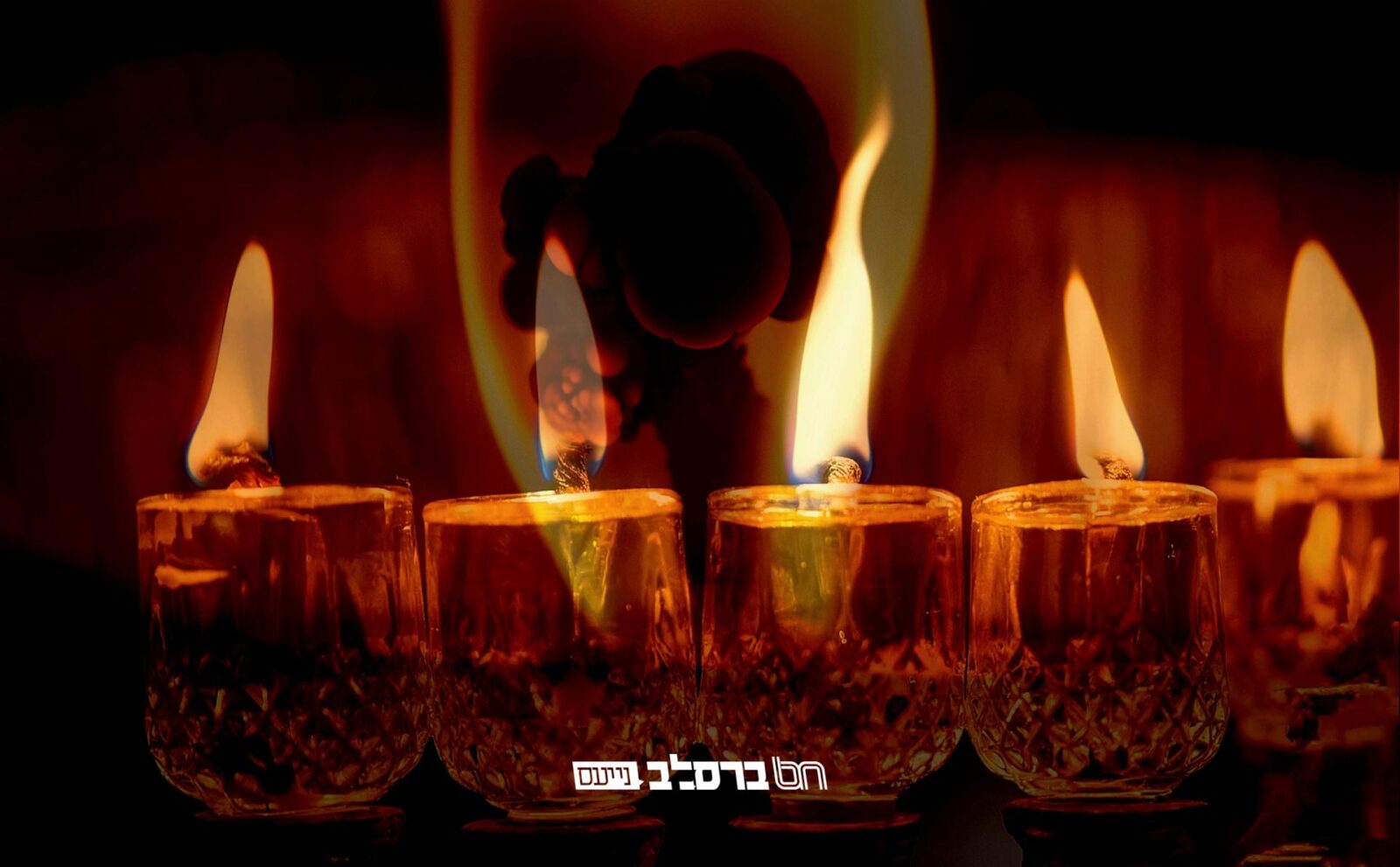 זאת חנוכה • שריפת שיירי נרות החנוכה בהלכה