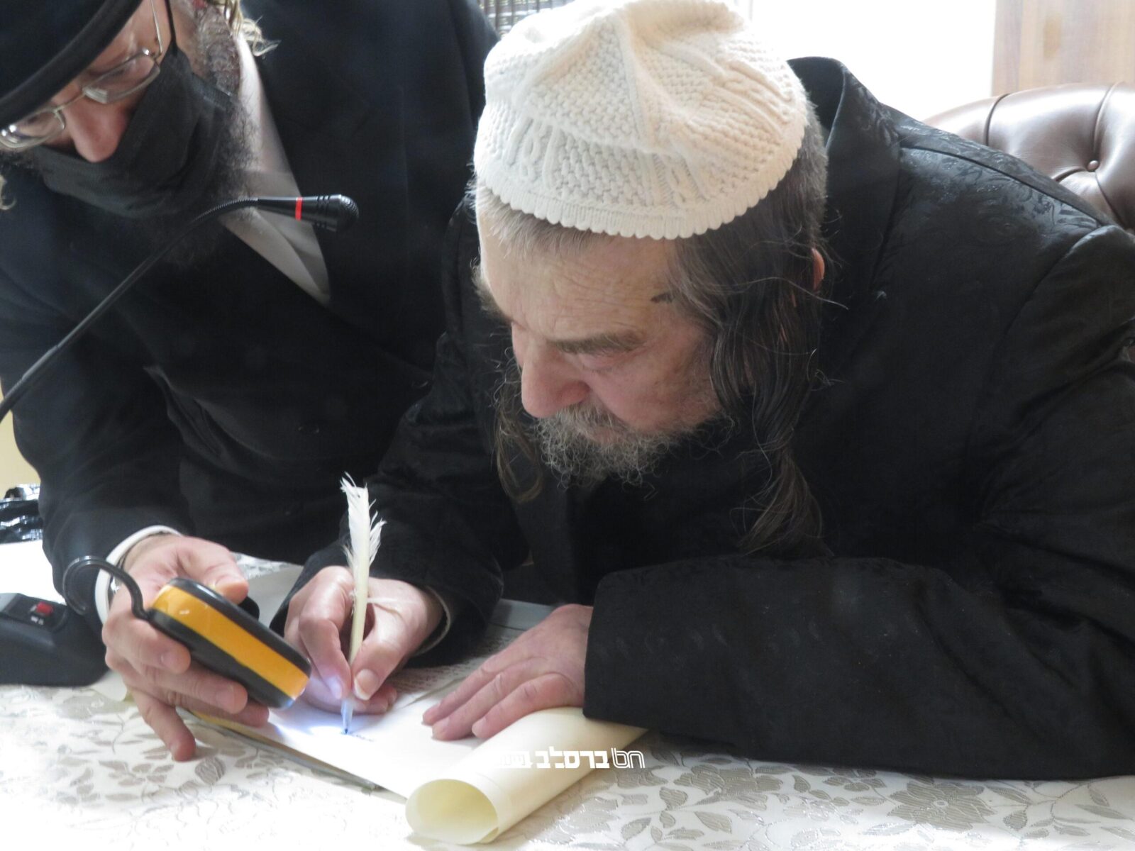 לאחר סערת ראש השנה: זקני ברסלב מכירים טובה בכתיבת ספר תורה לרב פימה שליט"א