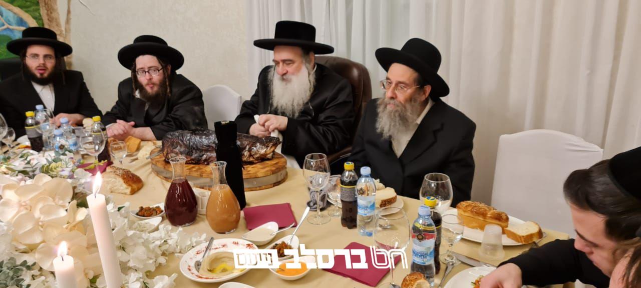 אומן • האדמו"ר מקראלי שליט"א בציון רבינו הקדוש באומן עם נגידים מתומכי מוסדותיו