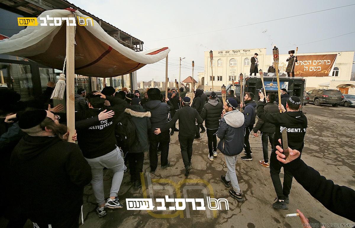 מעזבוז • הכנסת ספר תורה להיכל הבעל שם טוב זיע"א, חלו בקורונה והתחייבו לכתוב ס"ת