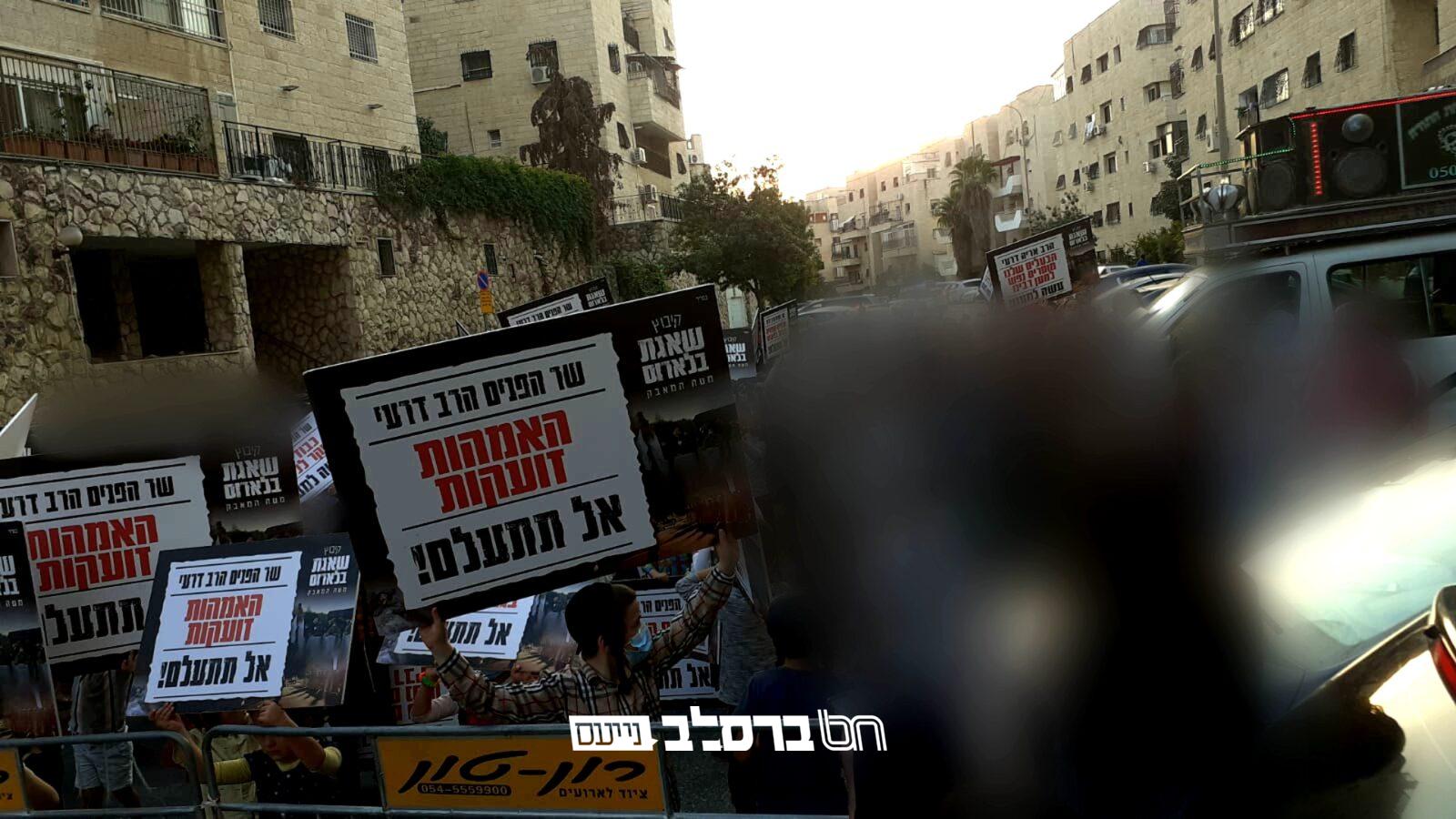 כִּי נִמְכַּרְנוּ • ה'עסקנציק' ממשיך בטיפשותו וסוחר בראש השנה תשפ"ב?!
