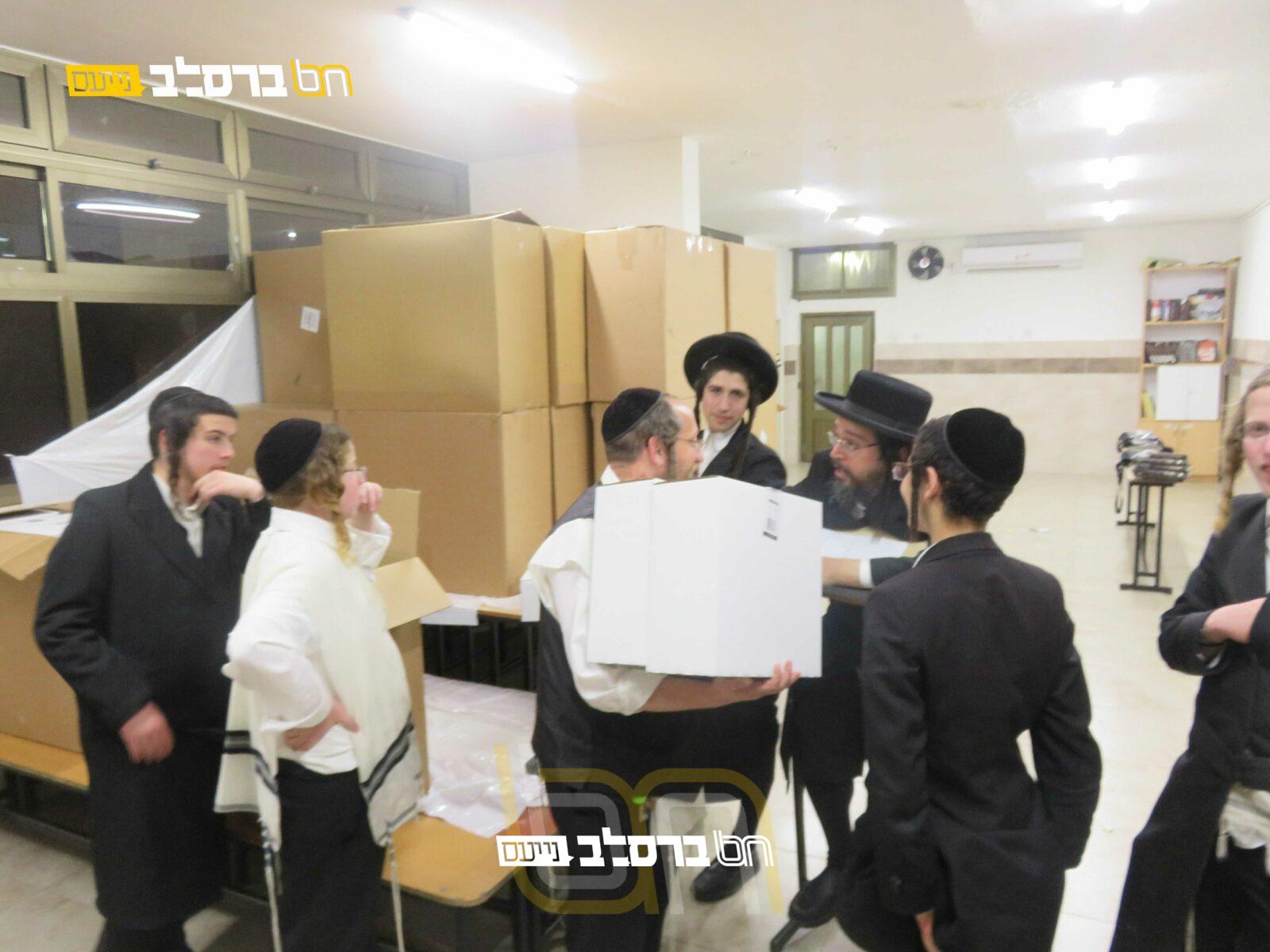 בית שמש • קמחא דפסחא: חלוקת מצות בבית הכנסת ברסלב 'נחלת חן'