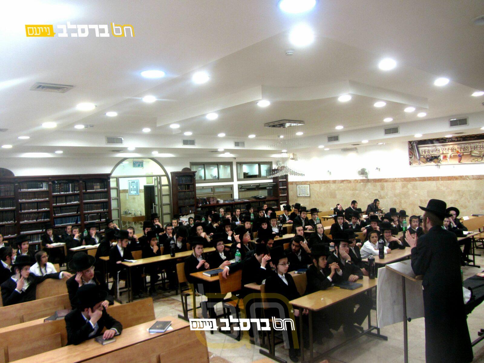 ביתר • חבורת הבחורים 'חיי נצח' בפתיחת ישיבת בין הזמנים ניסן