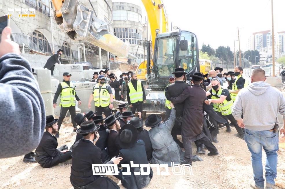 רכבת הקלה • צפו בתמונות ממחאת אנ"ש בראשות הגרי"מ שכטער שלט"א על קדושת המחנה