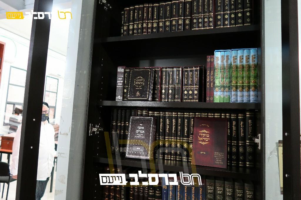 הפצה • נקודת הפצת ספרי ברסלב בבית הכנסת 'חן הנחל' רמה א' בית שמש