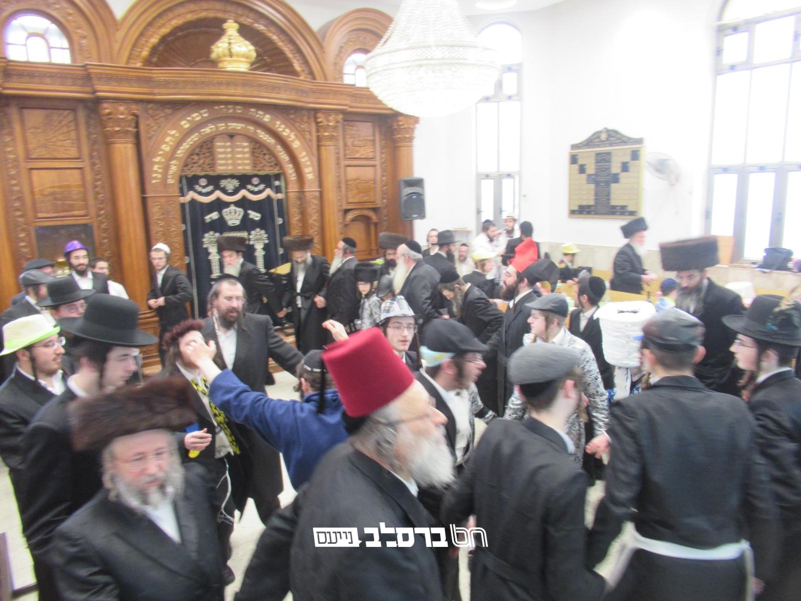ירושלים • צפו חג הפורים בבית הכנסת 'אור אברהם' עם חשובי אנ"ש