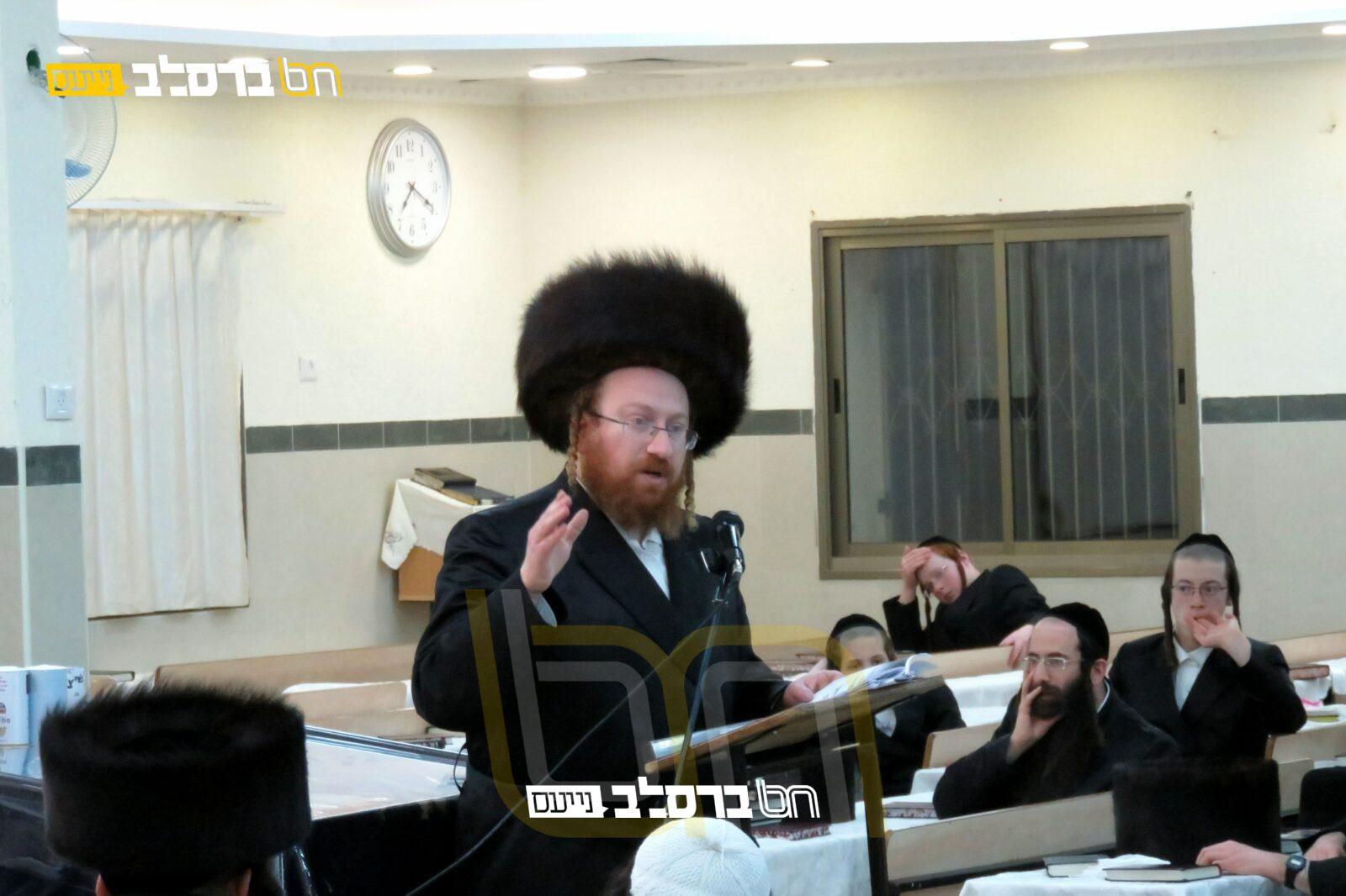 בית שמש • ההיסטוריון הגר"א קאהן בשיעור בבית הכנסת ברסלב 'נחלת חן' • האזינו