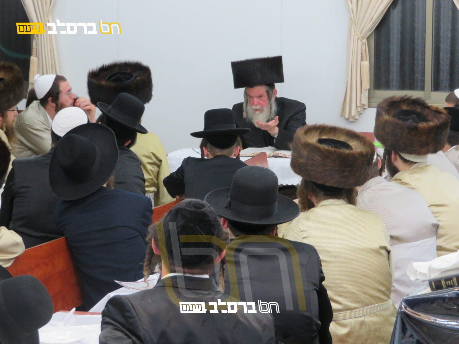 בית שמש • שבת הכנה לל"ג בעומר בבית הכנסת ברסלב קנה בושם עם הגר"צ חשין