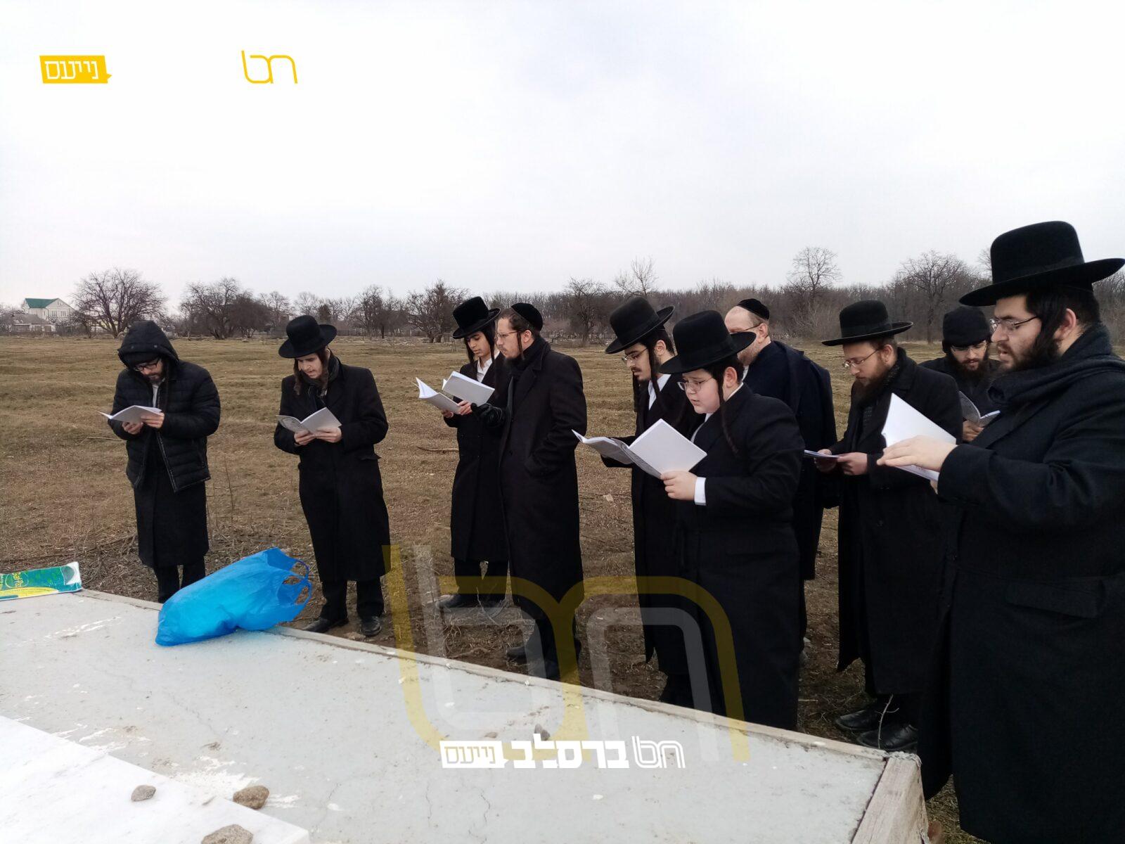 יׇארצַיְּיְּט • בני הרה"ח רבי משה גולשבסקי זצ"ל פקדו את קבר אביהם