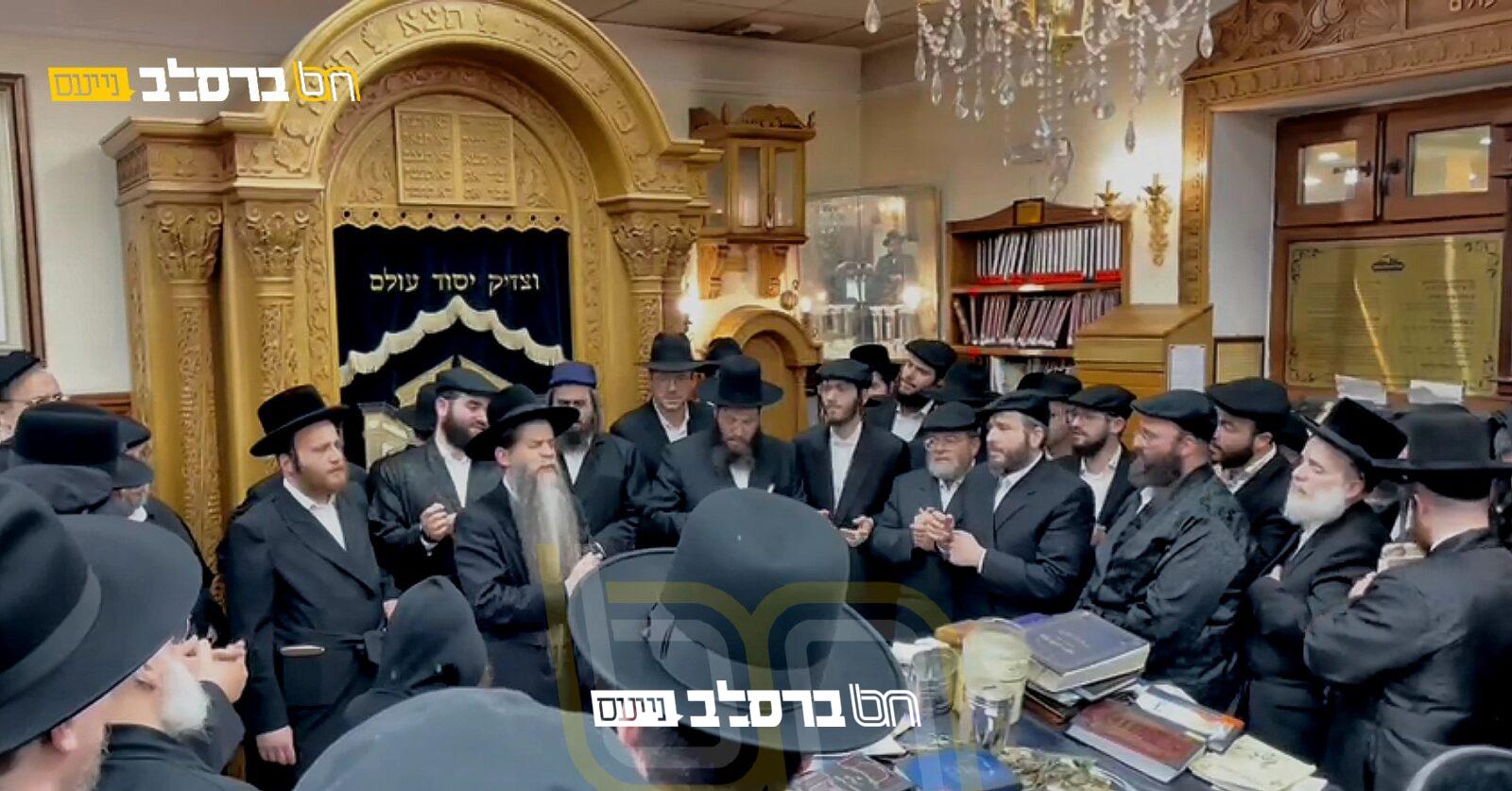 אומן • צפו הגאון רבי בנימין אייזנבערגער מבארא פארק עם חסידיו בציון