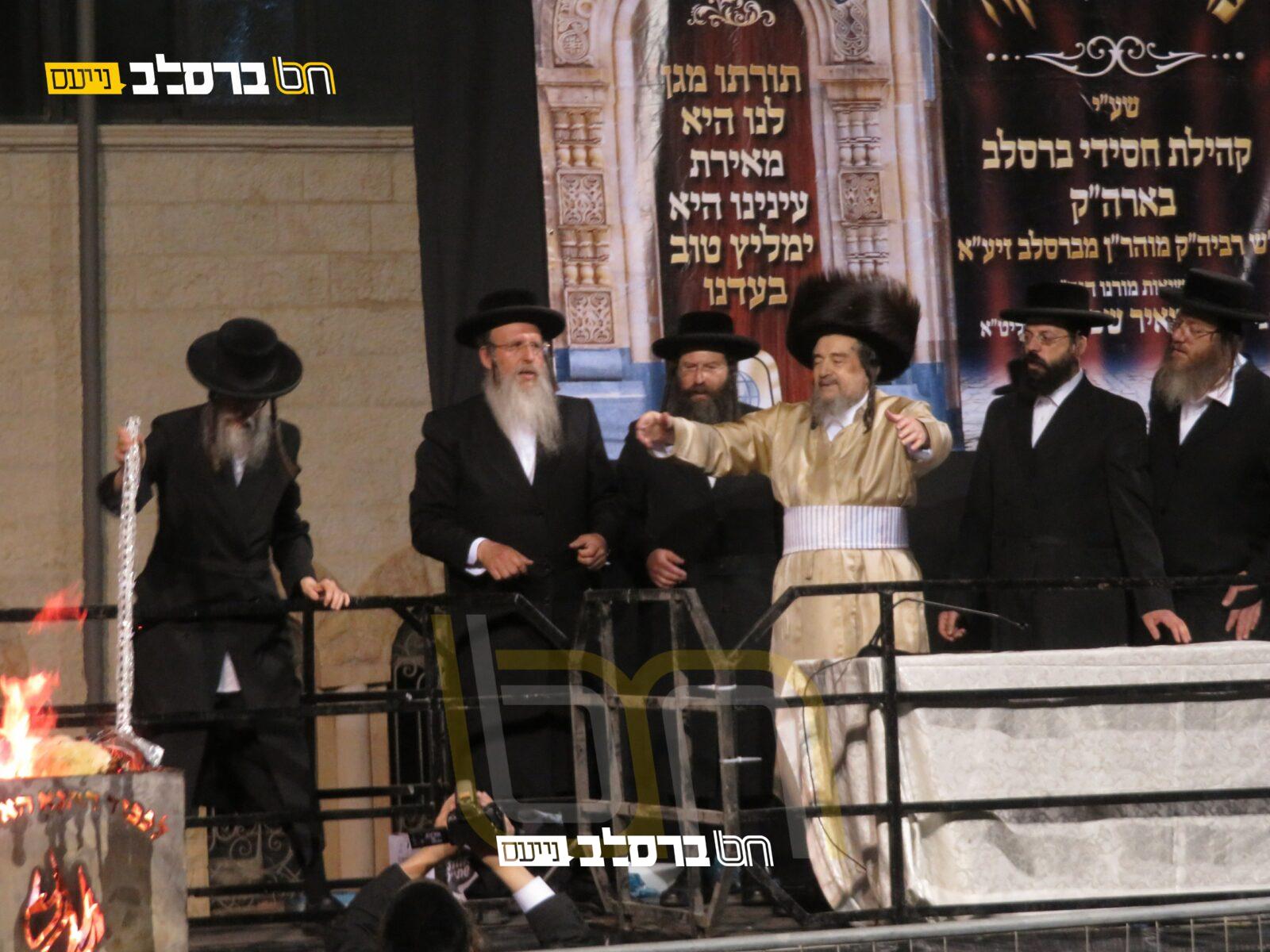 לִכְבוֹד הַתַּנָּא הָאֱלוֹקִי • צפו בהדלקה בראשות הגרי"מ שכטער • גלריה שניה