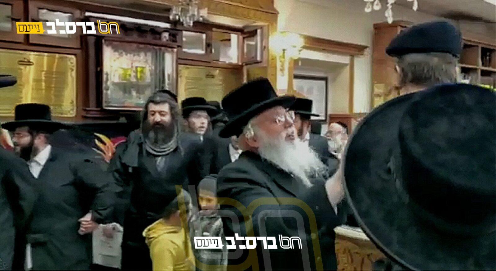 אומן • העסקן רמ"מ אדלער עם קבוצה מחסידי וויזניץ בציון הקדוש • צפו