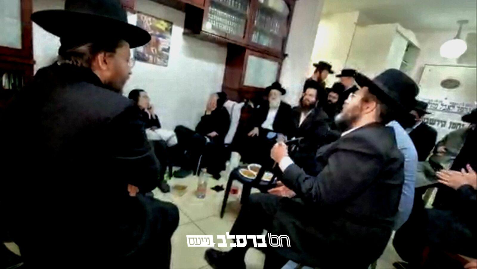 קורבנות מירון • צפו בשירה של אמונה ב'שבעה' בבית משפחת קירשבוים /// מרטיט