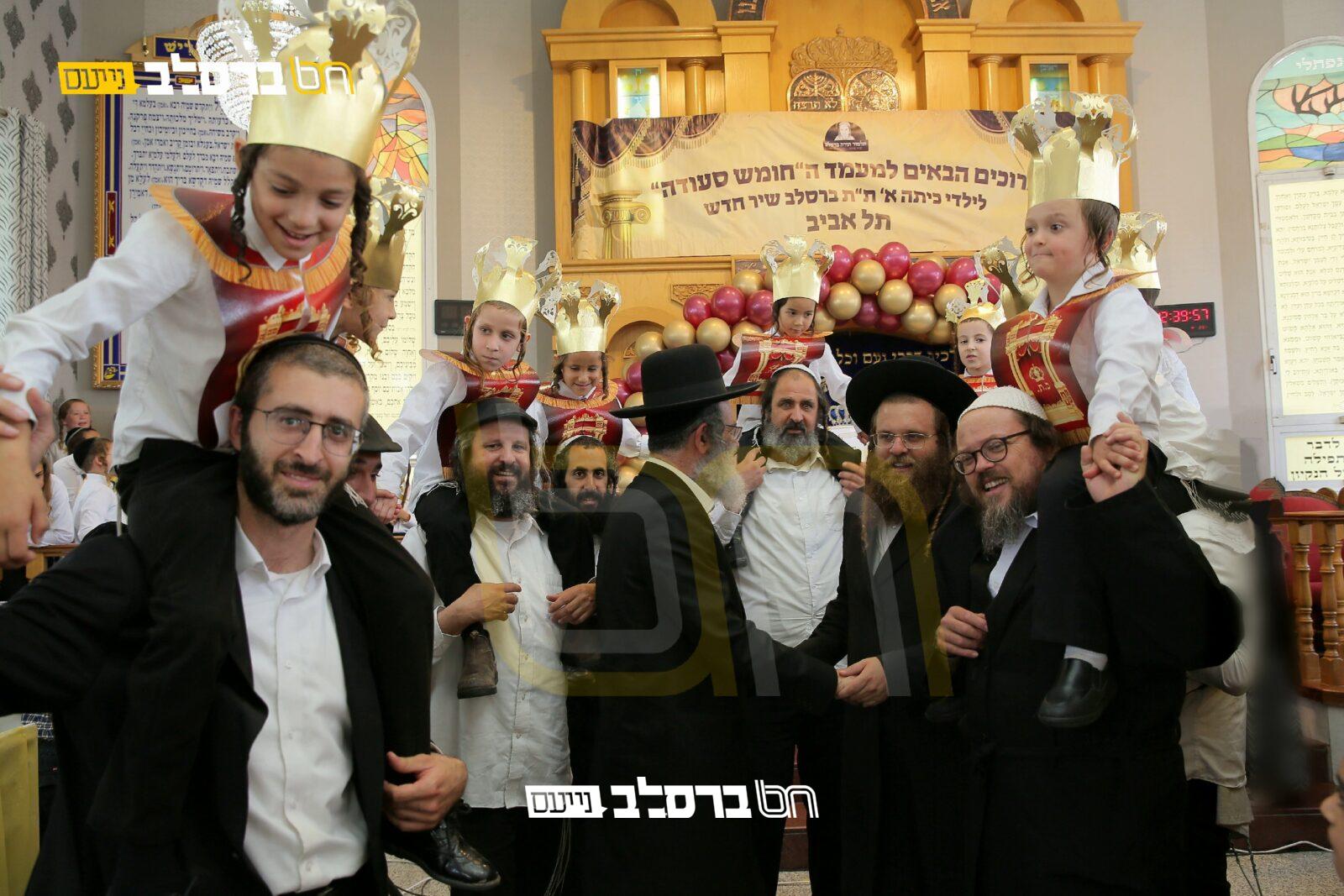 בֶּן חָמֵשׁ לַמִּקְרָא • מעמד 'חומש סעודה' בתלמוד תורה ברסלב 'שיר חדש' בתל אביב