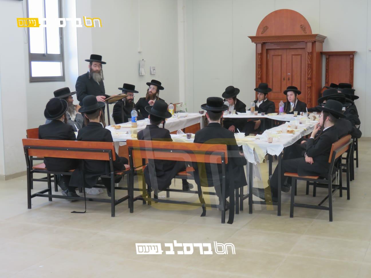 ישיבת ברסלב בית שמש בסעודת ראש חודש