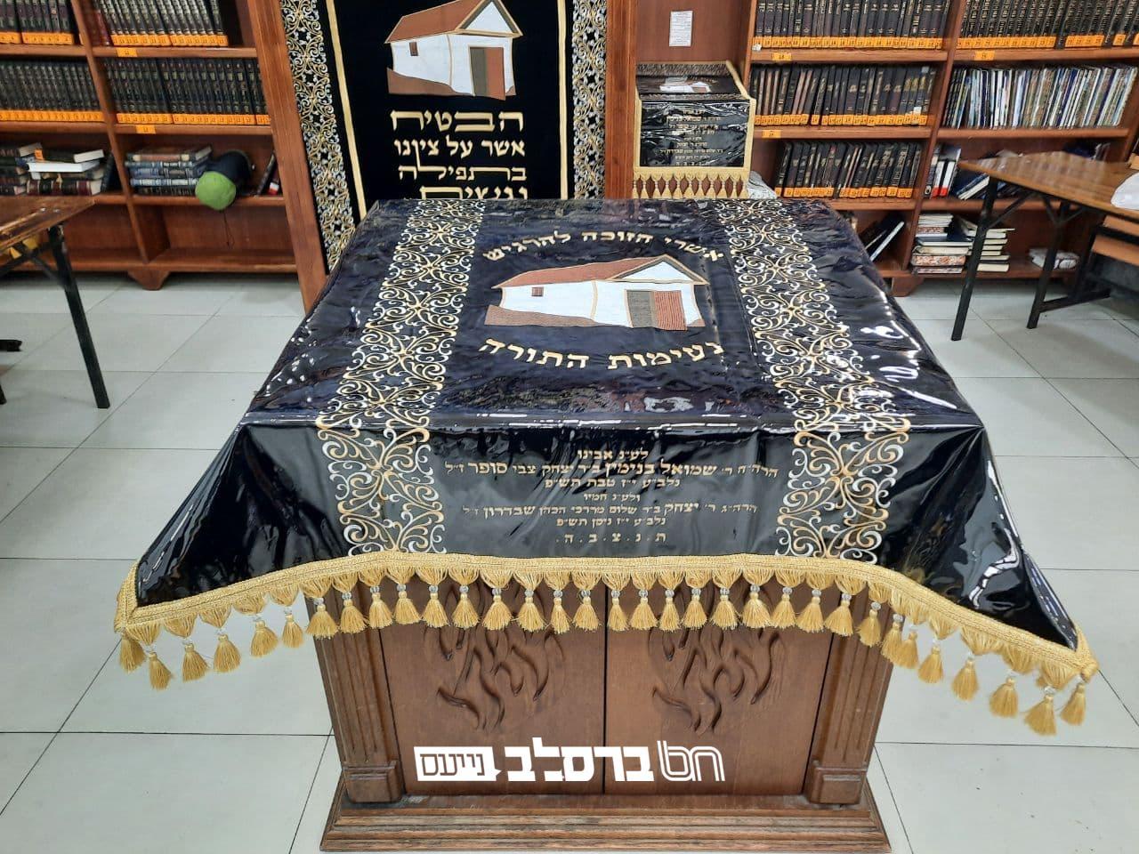 אומן • פרוכות חדשות נתרמו להיכל הכהנים