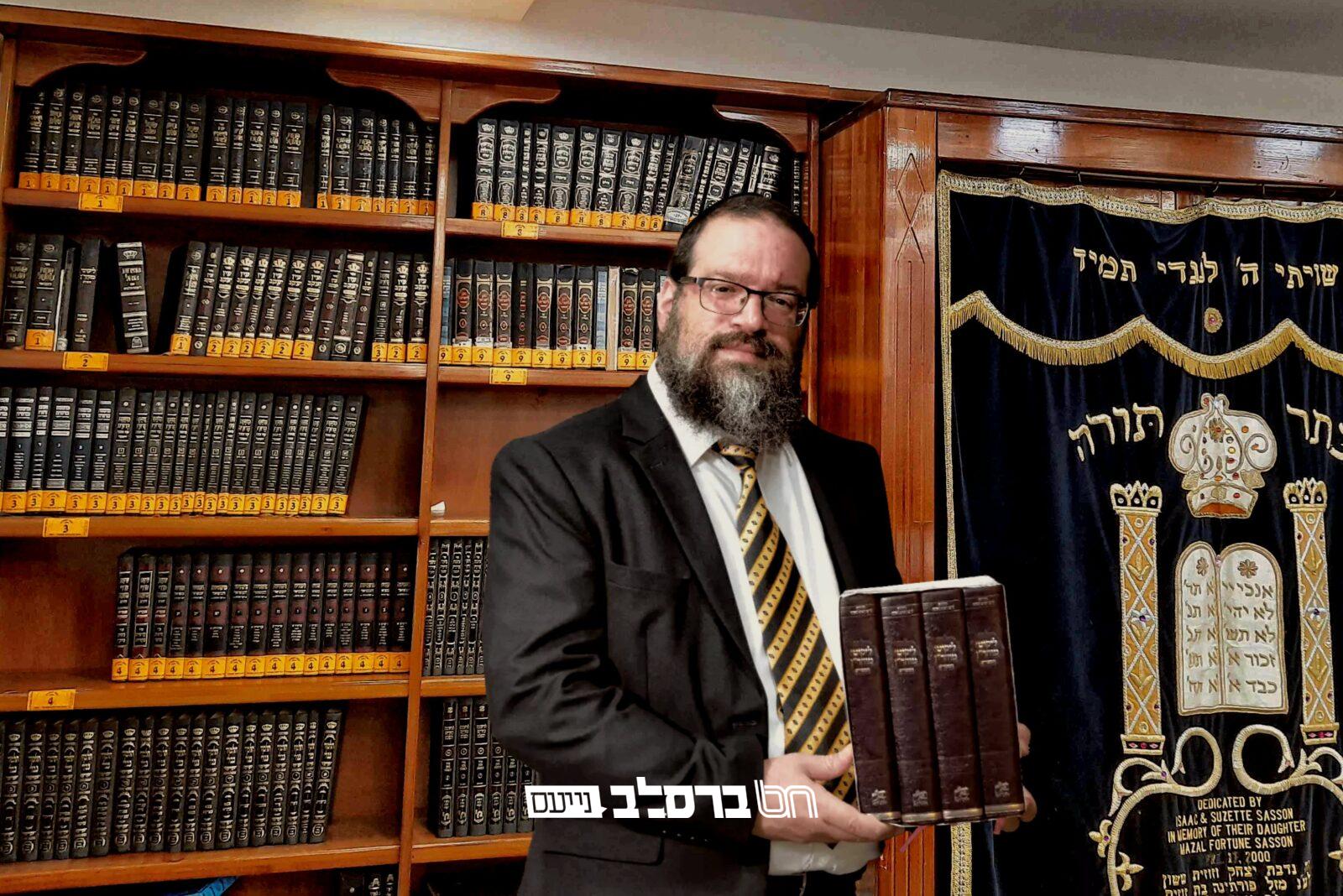 הגר"א עטייה עם ספר 'ליקוטי מוהר"ן המבואר