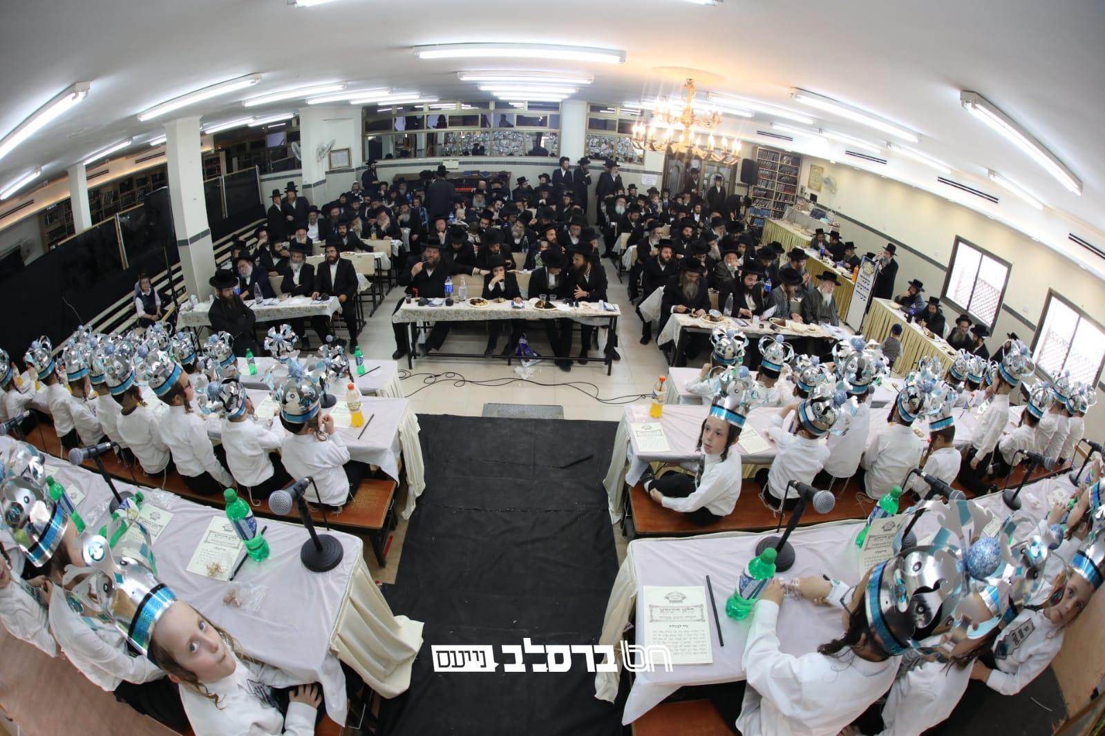בֶּן חָמֵשׁ לַמִּקְרָא • כ-100 חתנים במעמד ה'חומש סעודה' שבמוסדות ברסלב