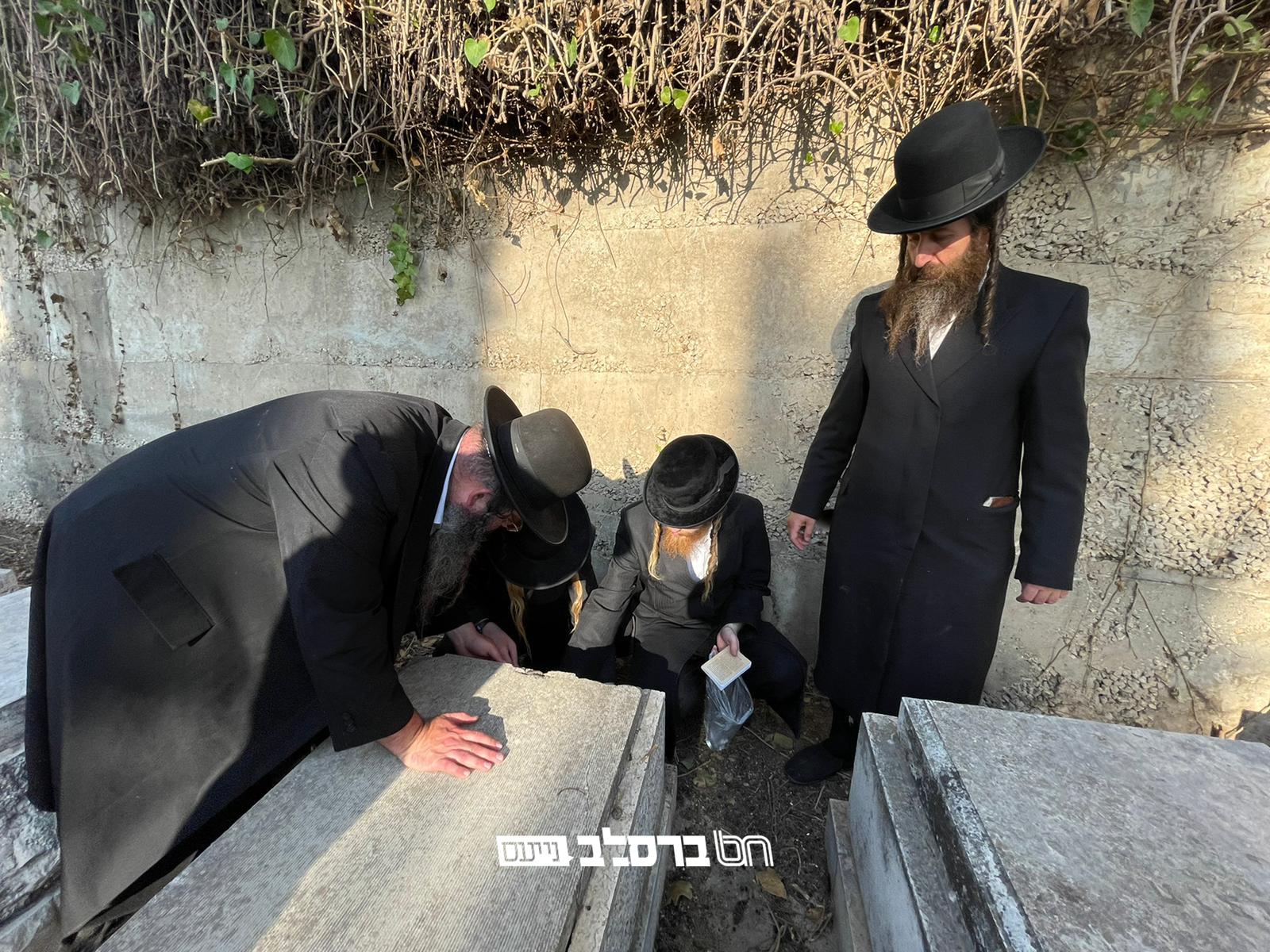 זכרונם לברכה • כמה מאנ"ש עלו לקבר 'רבי דניאל גר־הצדק' שהציל את הציון