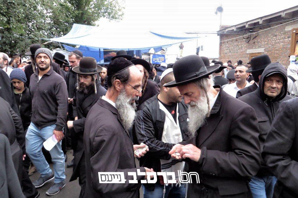 הַכְּרוּז הֲיוֹמִי • "יְסוֹדוֹת הָעִיקָּרִיִּים בְּהַשְׁאָרַת הָאַדְמוֹ"ר זַצַ"ל… אֲסֵפָתֵנוּ עַל רֹאשׁ הַשָּׁנָה"