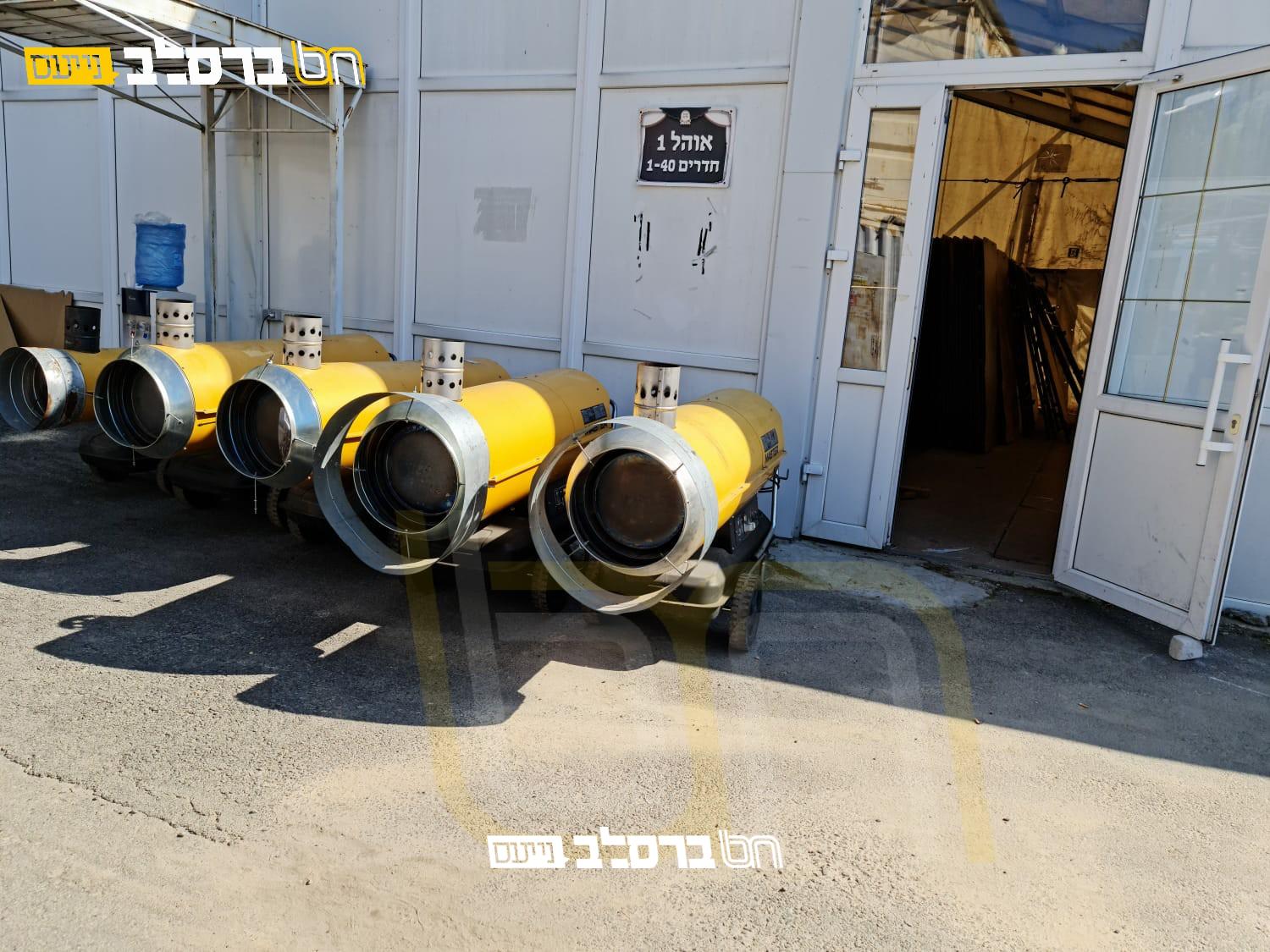 אומן • 'קרית הלינה' החלו בהקמת אוהלי הענק